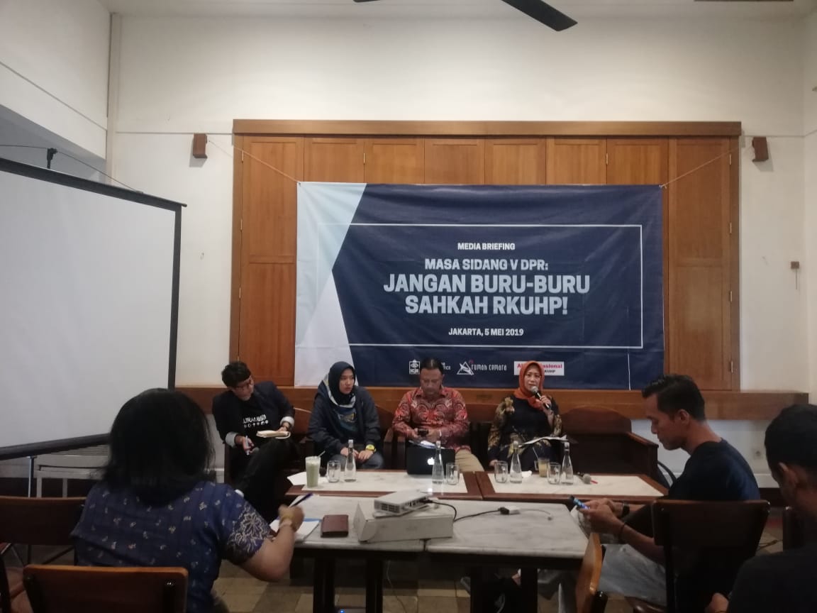 Jangan Buru-Buru Sahkan R-KUHP Jangan Buru-Buru Sahkan R-KUHP